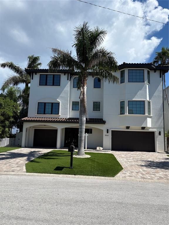 Attached, Exterior, Facade, Mediterranean
