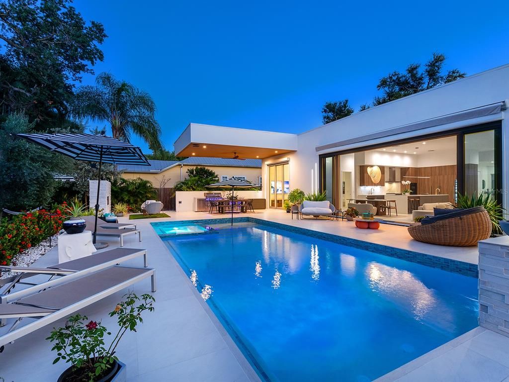 Exterior, Pool