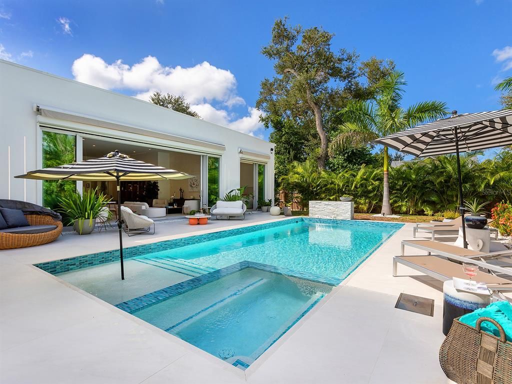 Exterior, Pool