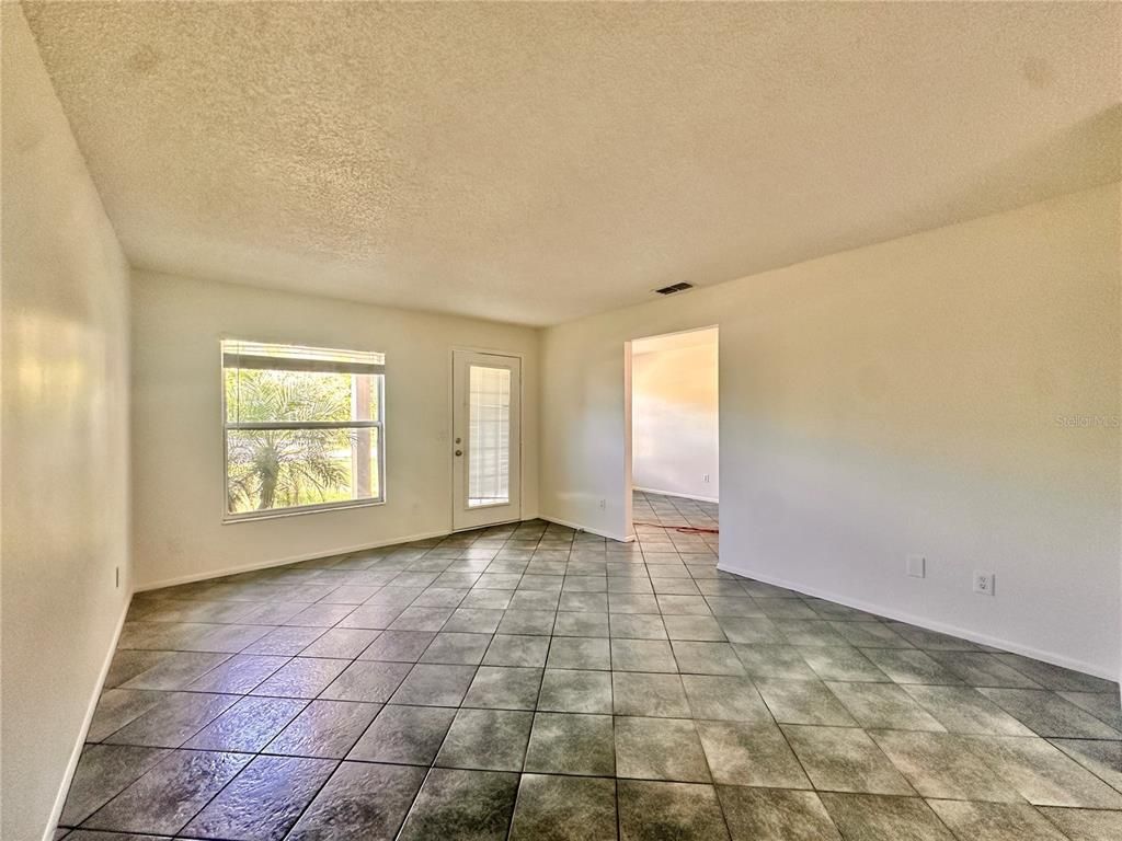 Empty room, Interior