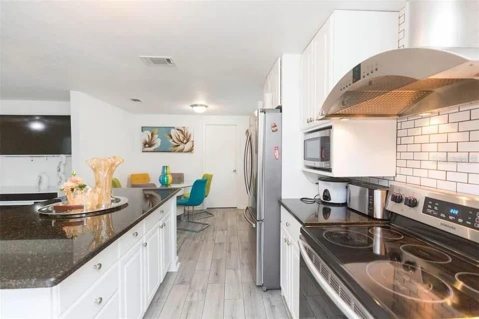 Dining room, Interior, Kitchen, Stainless Steel Appliances, Wood Texture Flooring