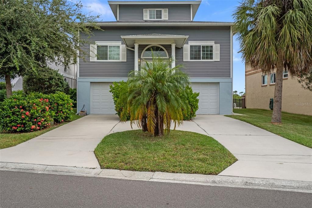 Attached, Exterior, Facade, Raised Ranch