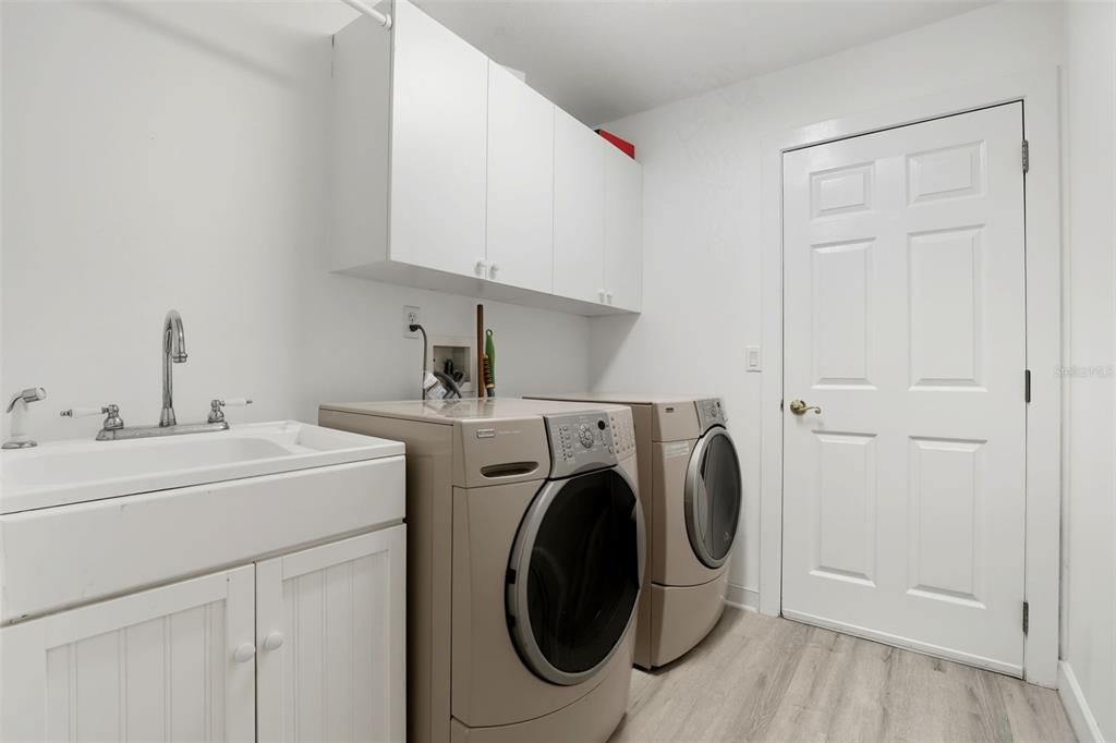 Interior, Washer, Wood Texture Flooring