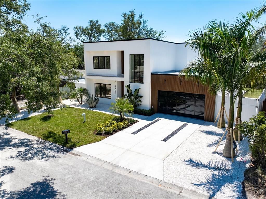 Attached, Backyard, Exterior, Facade, Modern