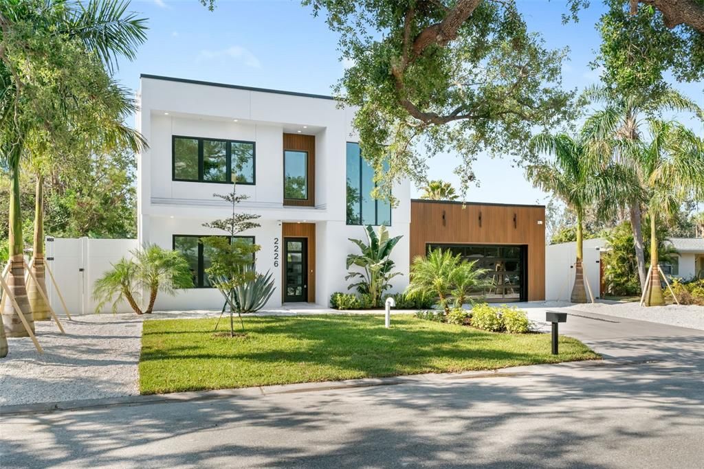 Exterior, Facade, Modern