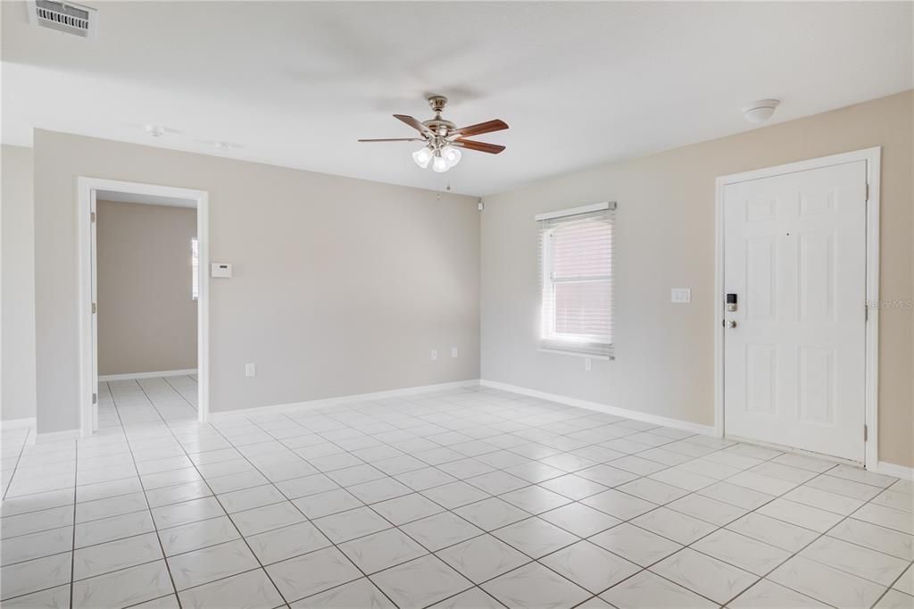 Empty room, Interior