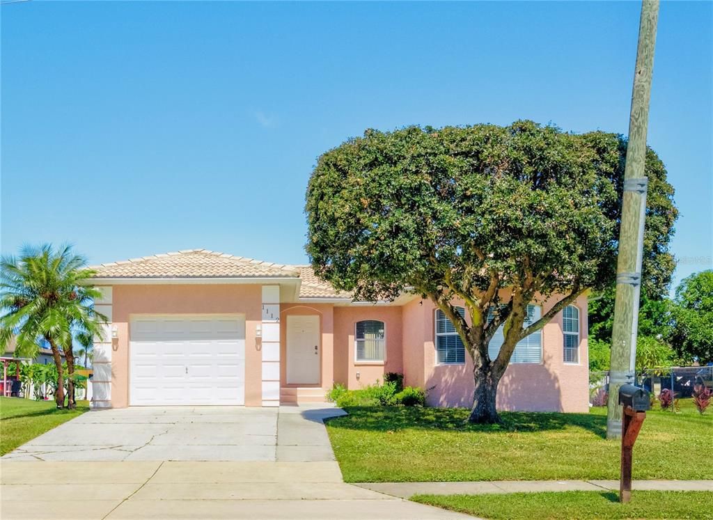 Attached, Exterior, Facade, Mediterranean