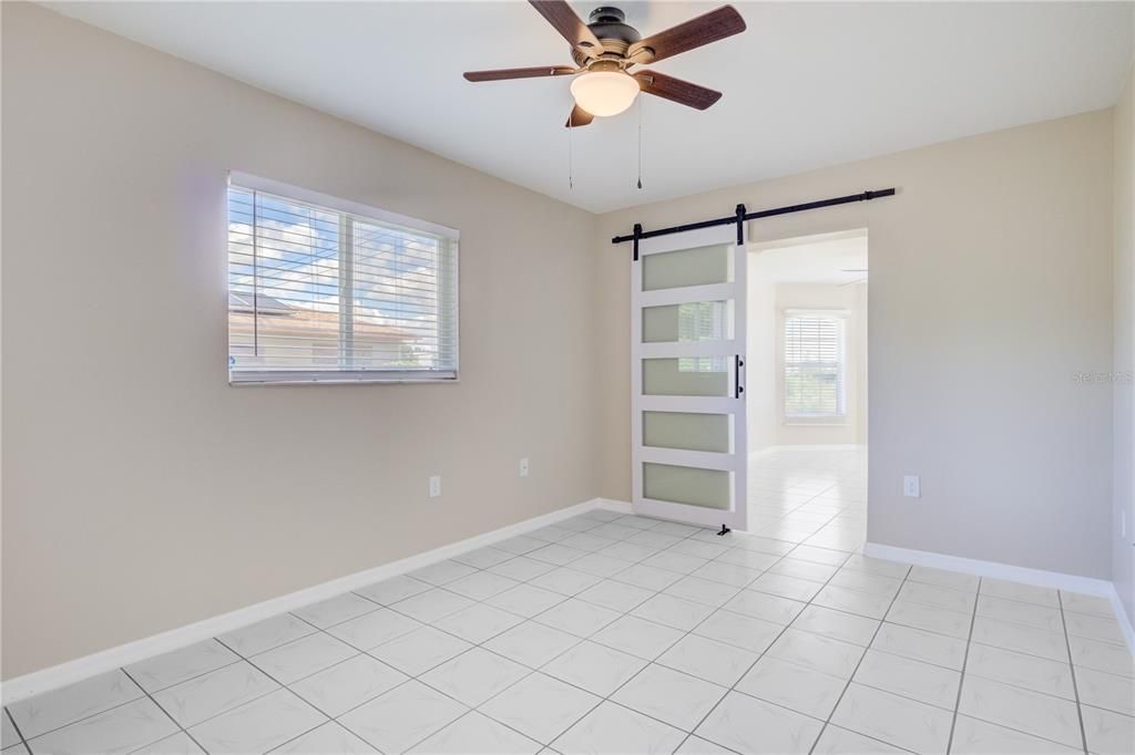 Empty room, Interior