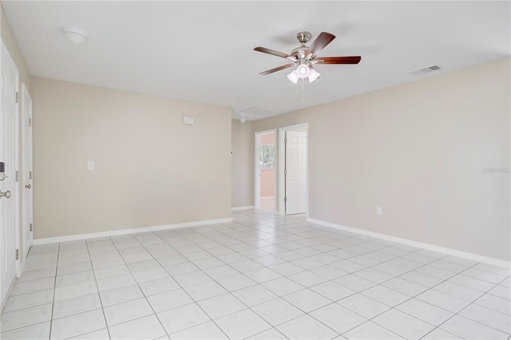 Empty room, Interior