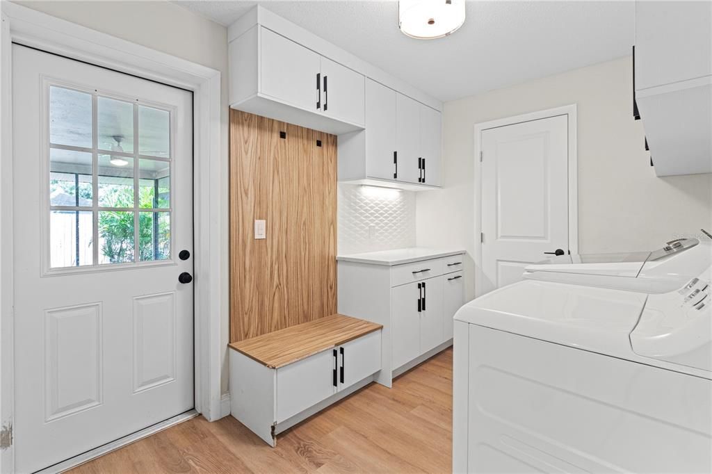 Interior, Washer, Wood Texture Flooring