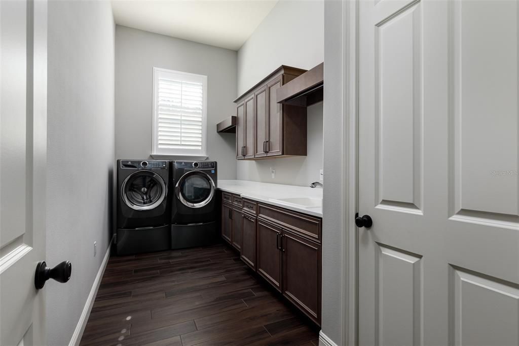 Interior, Washer, Wood Texture Flooring