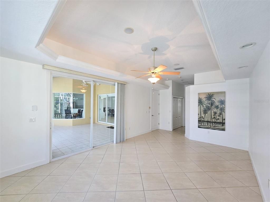 Empty room, Interior