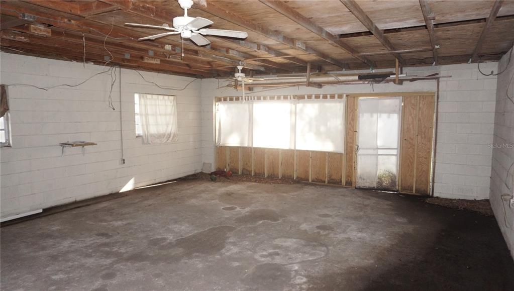 Empty room, Interior, Wooden Beams, Wooden Ceilings