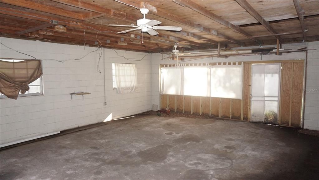 Empty room, Interior, Wooden Beams, Wooden Ceilings