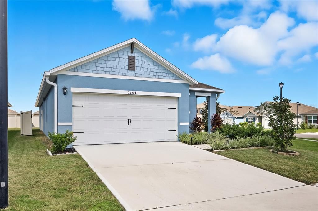 Attached, Exterior, Facade, American Craftsman