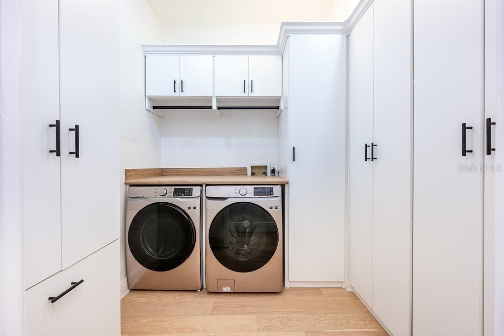 Interior, Washer, Wood Texture Flooring