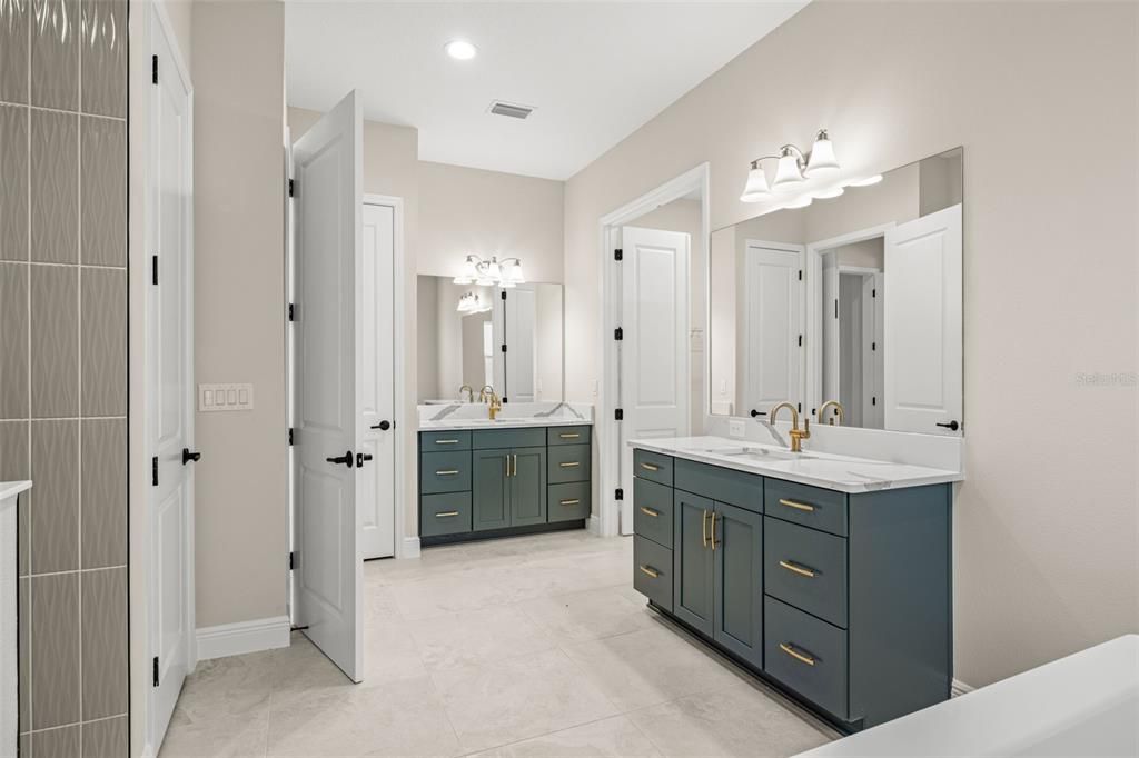 Bathroom, Dual Sink Vanities, Interior, Recessed Lighting