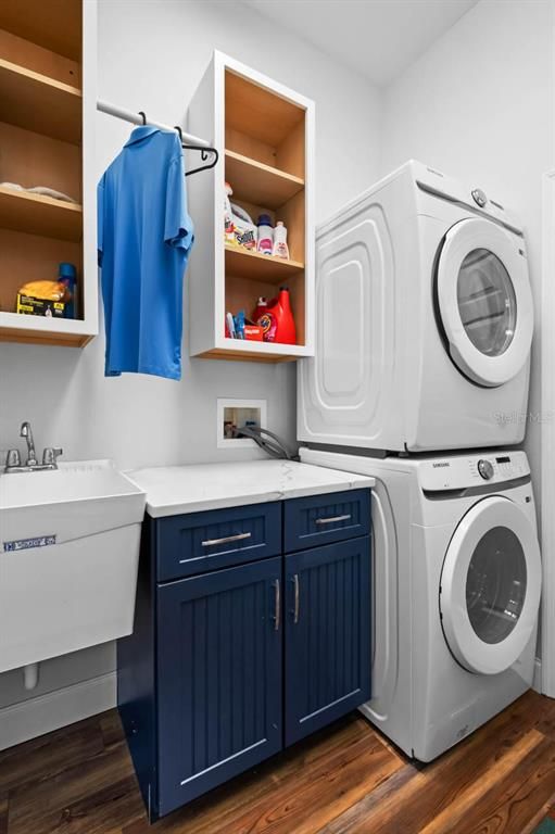 Interior, Washer, Wood Texture Flooring