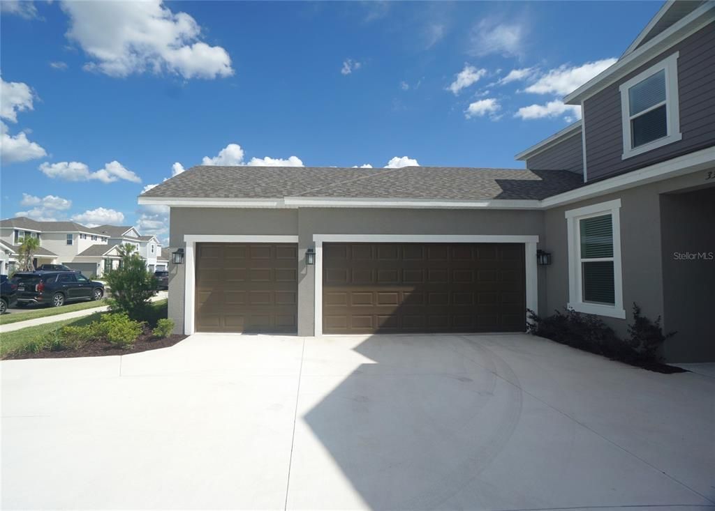 Attached, Exterior, Facade, None