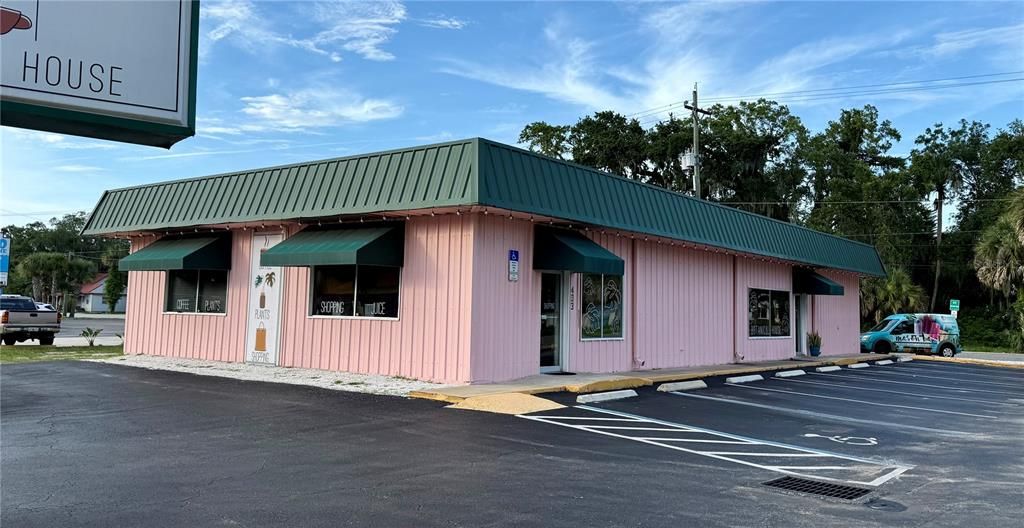 Exterior, Facade, None