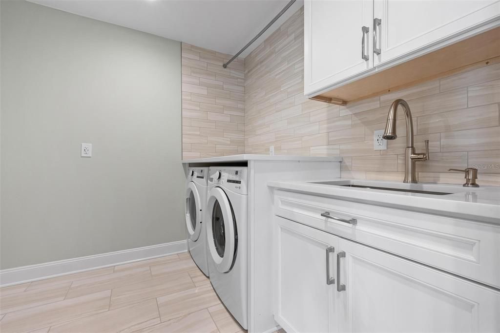Interior, Washer, Wood Texture Flooring