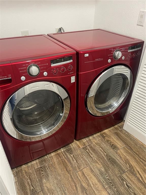 Interior, Utility Closets, Washer, Wood Texture Flooring