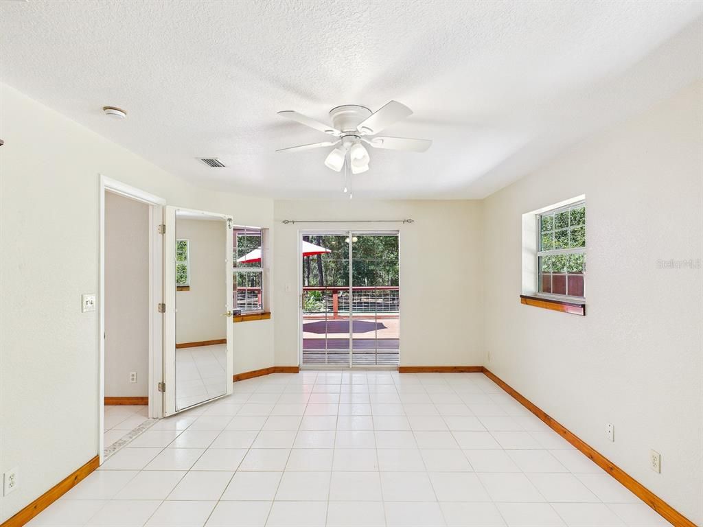 Empty room, Interior