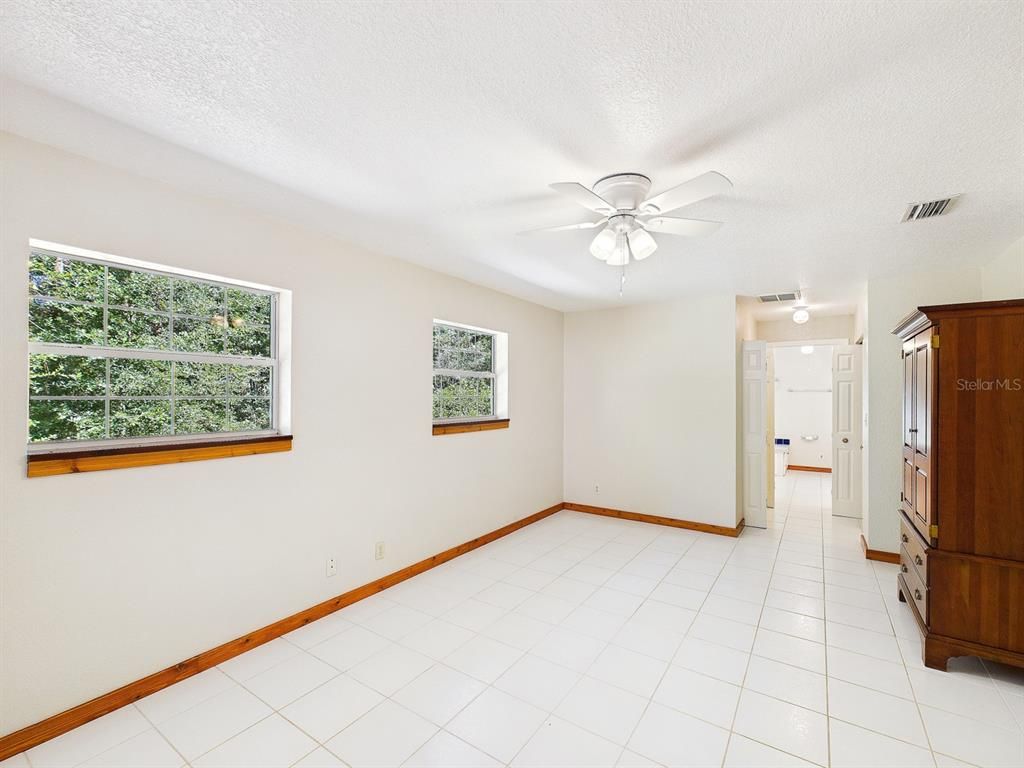 Empty room, Interior