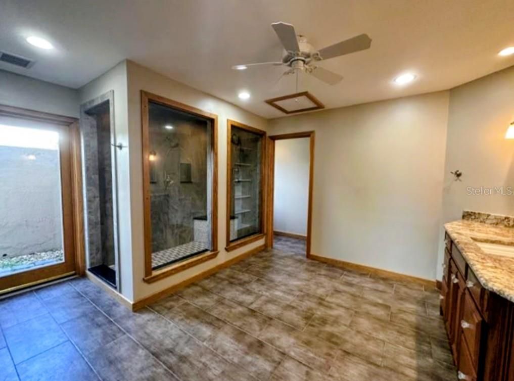 Empty room, Interior, Recessed Lighting