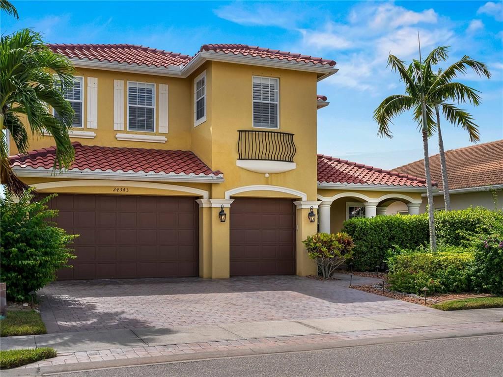 Attached, Exterior, Facade, Mediterranean