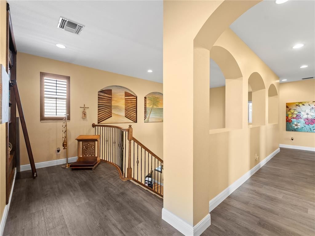 Interior, Recessed Lighting, Wood Texture Flooring