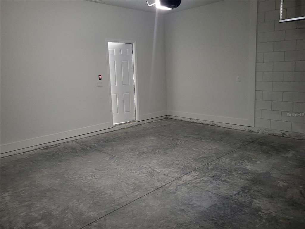 Empty room, Interior