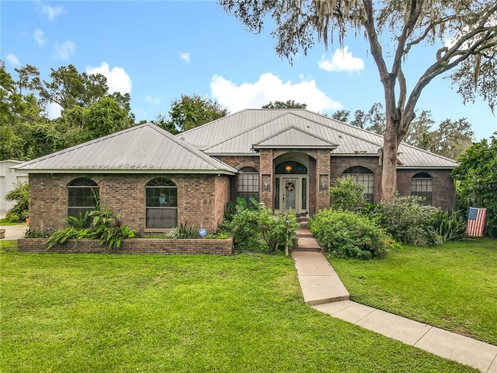 Backyard, Exterior, Facade, Brick Facade, Brick Traditional