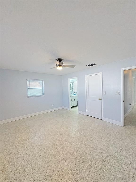 Empty room, Interior