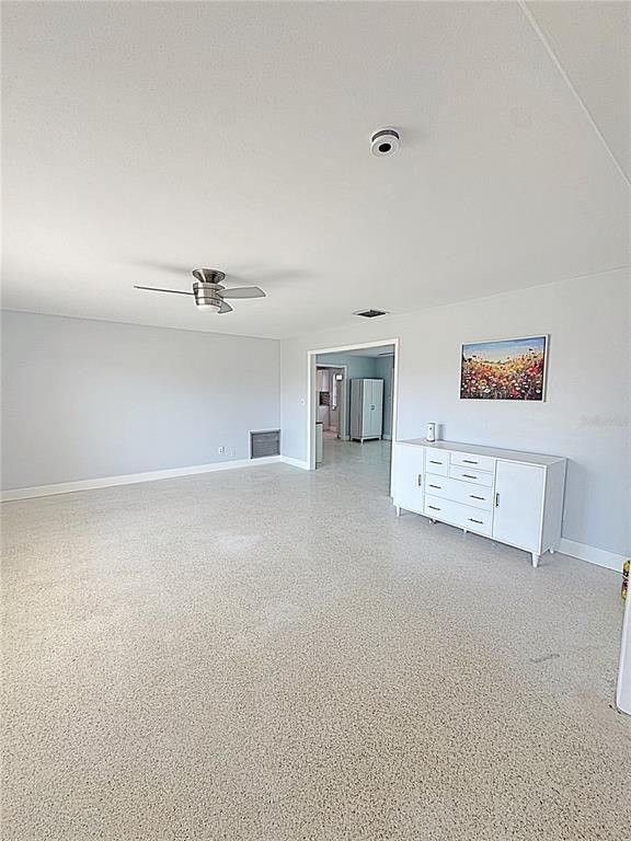 Empty room, Interior