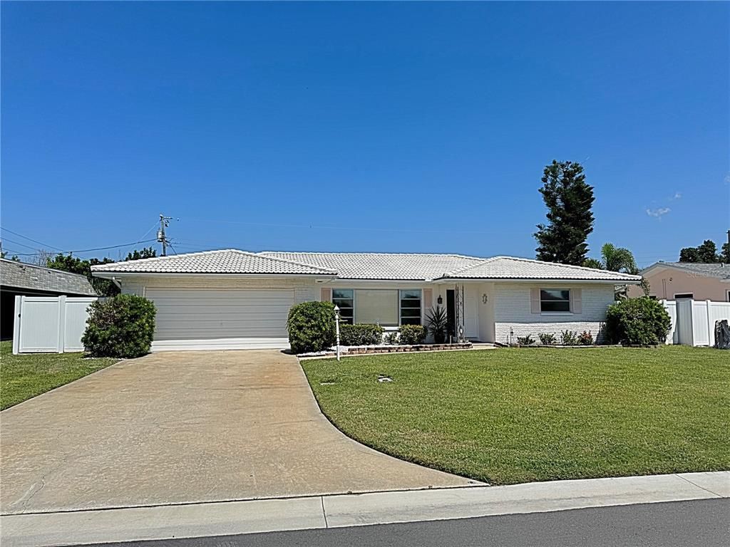 Attached, Exterior, Facade, Ranch