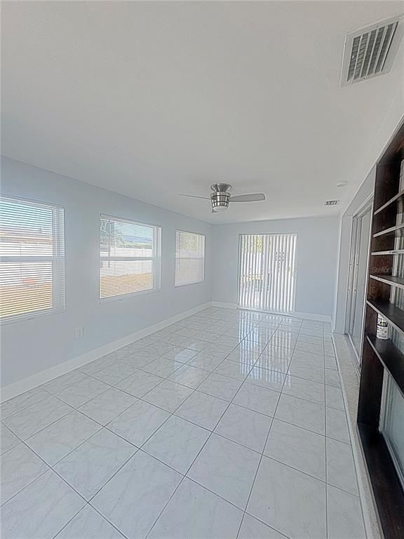 Empty room, Interior