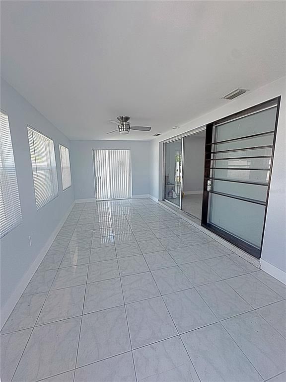 Empty room, Interior