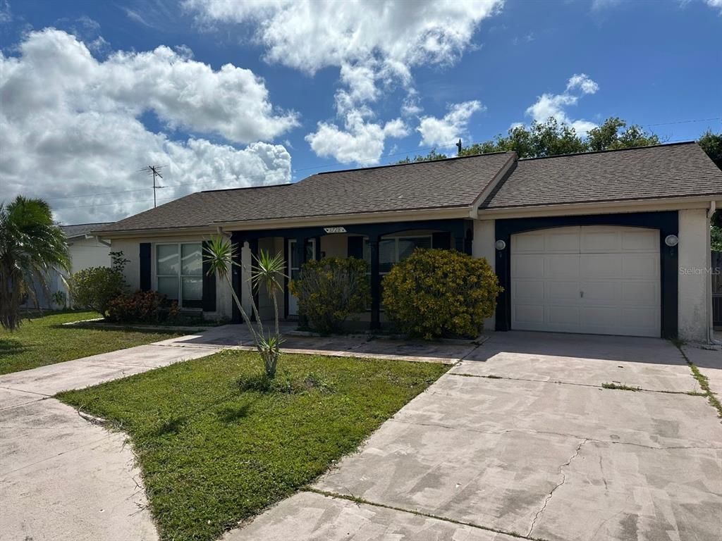 Attached, Exterior, Facade, Ranch