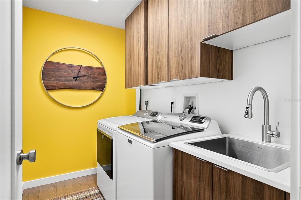 Interior, Washer, Wood Texture Flooring
