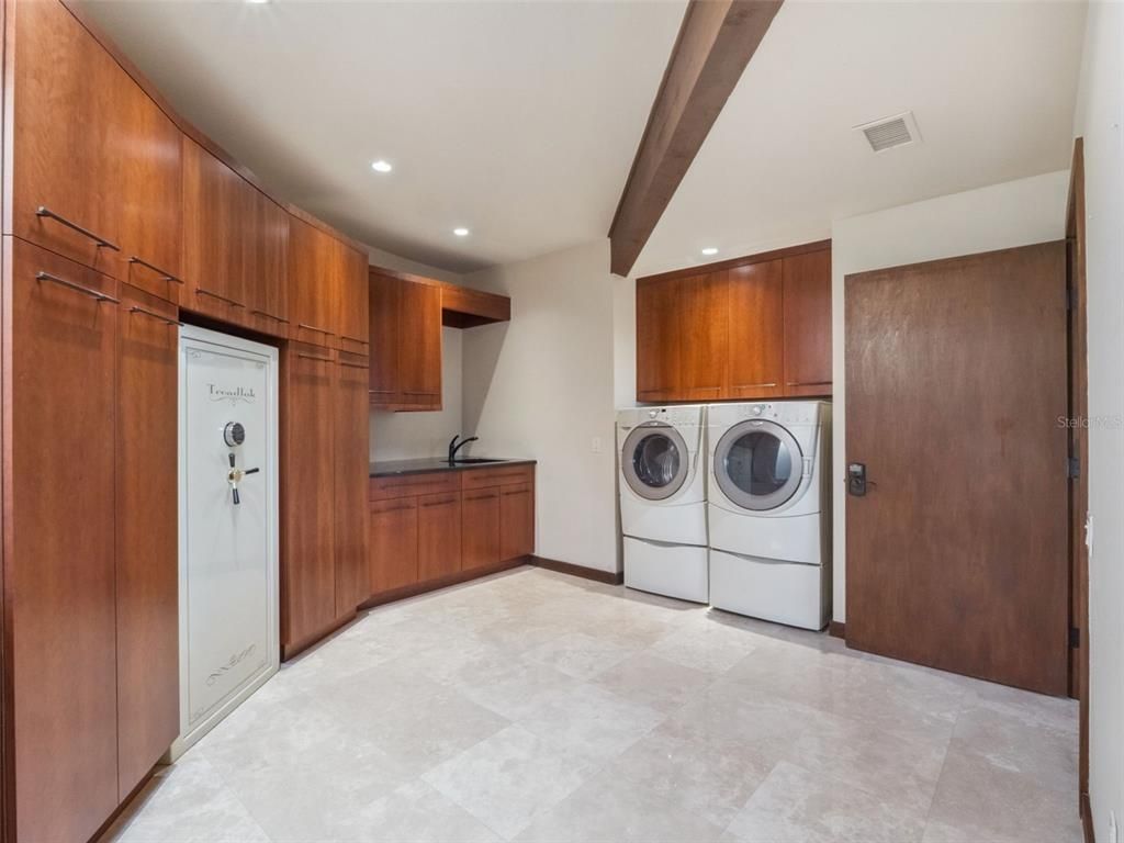 Interior, Recessed Lighting, Washer, Wooden Walls