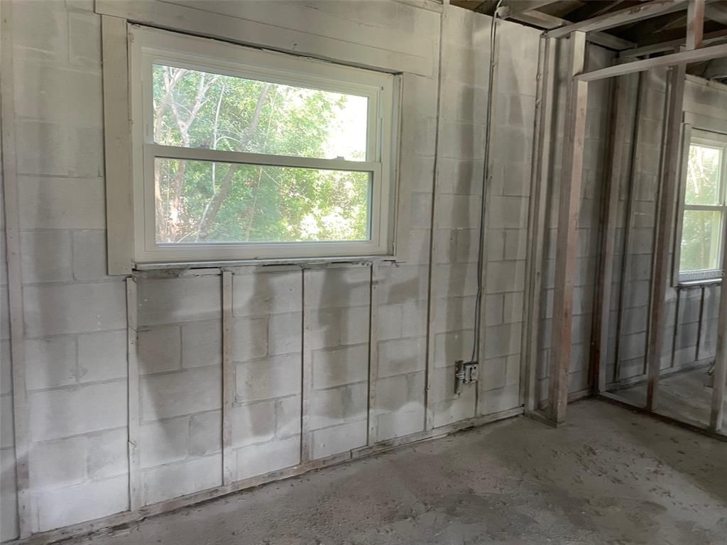 Empty room, Interior