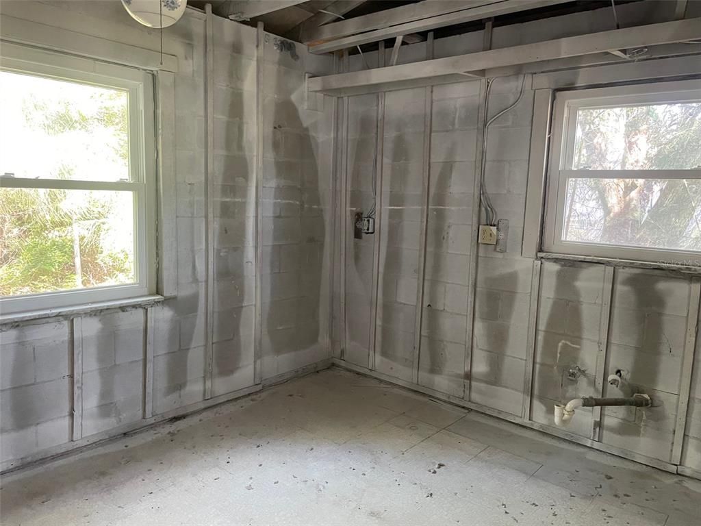 Empty room, Interior