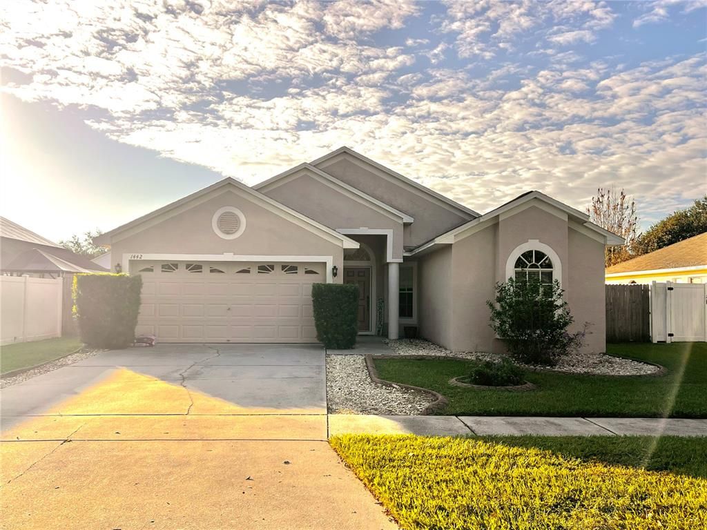 Attached, Exterior, Facade, American Craftsman