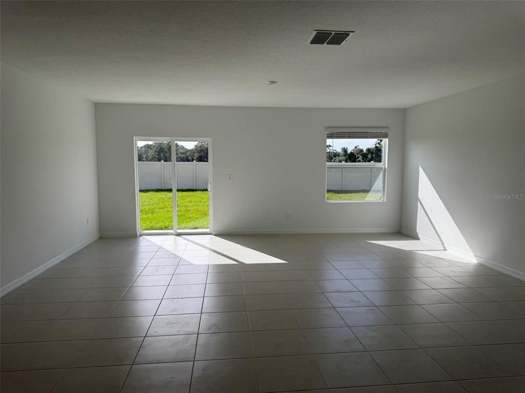Empty room, Interior