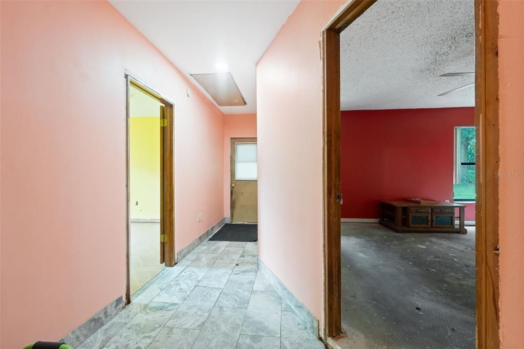 Empty room, Interior