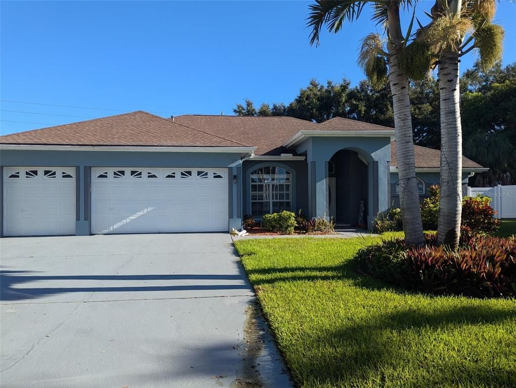 Attached, Exterior, Facade, Ranch