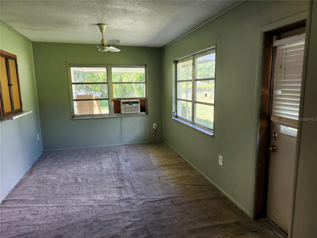 Empty room, Interior