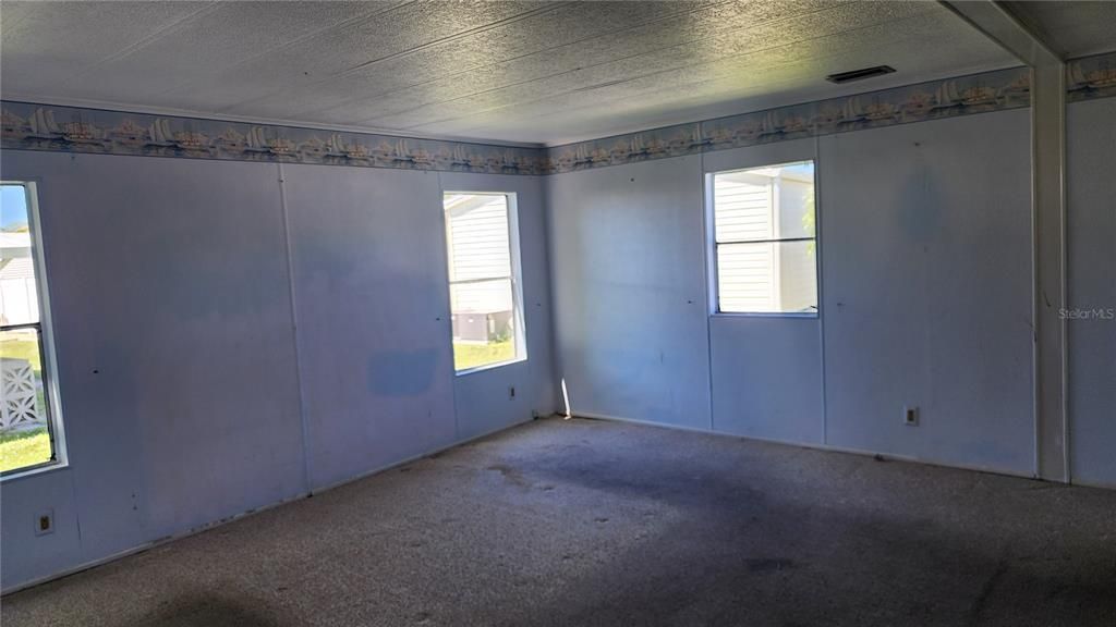 Empty room, Interior