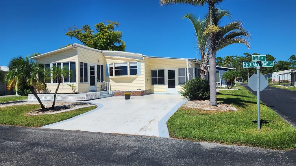 Exterior, Facade, Ranch